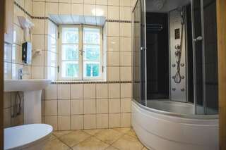Мини-отель Pajusi Külalistemaja Пылтсамаа Двухместный номер с 2 отдельными кроватями и собственной ванной комнатой-17